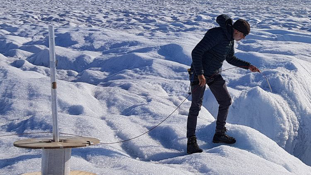 The challenge of FTTH aerial cable installation in extreme weather conditions or remote areas Le défi de l’installation de câbles aériens FTTH dans des conditions climatiques extrêmes ou dans des zones reculées