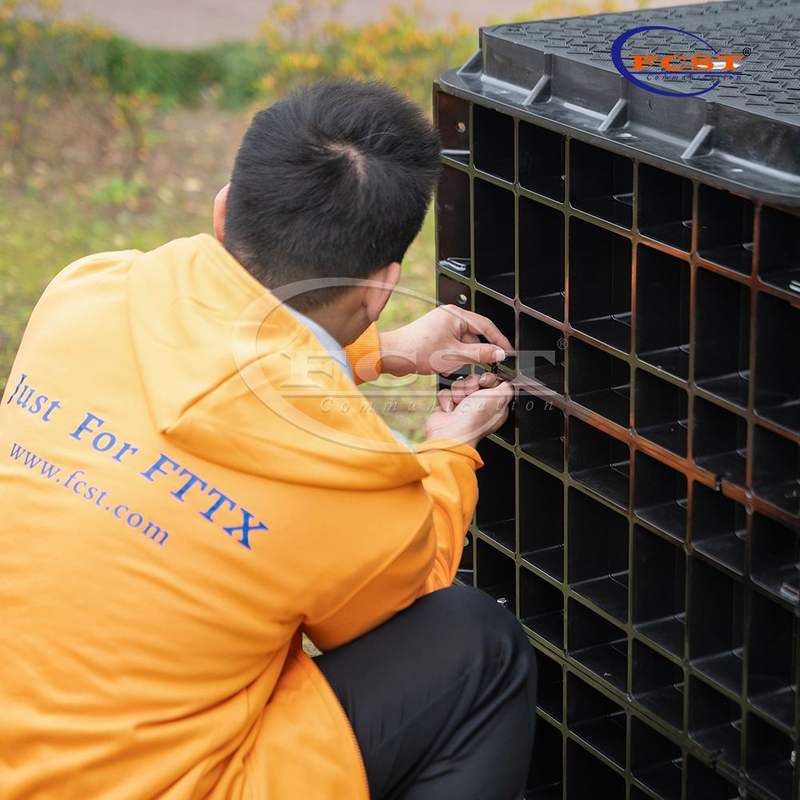 Vault à fibres composites modulaires pour télécommunications de câble à fibre optique souterraine