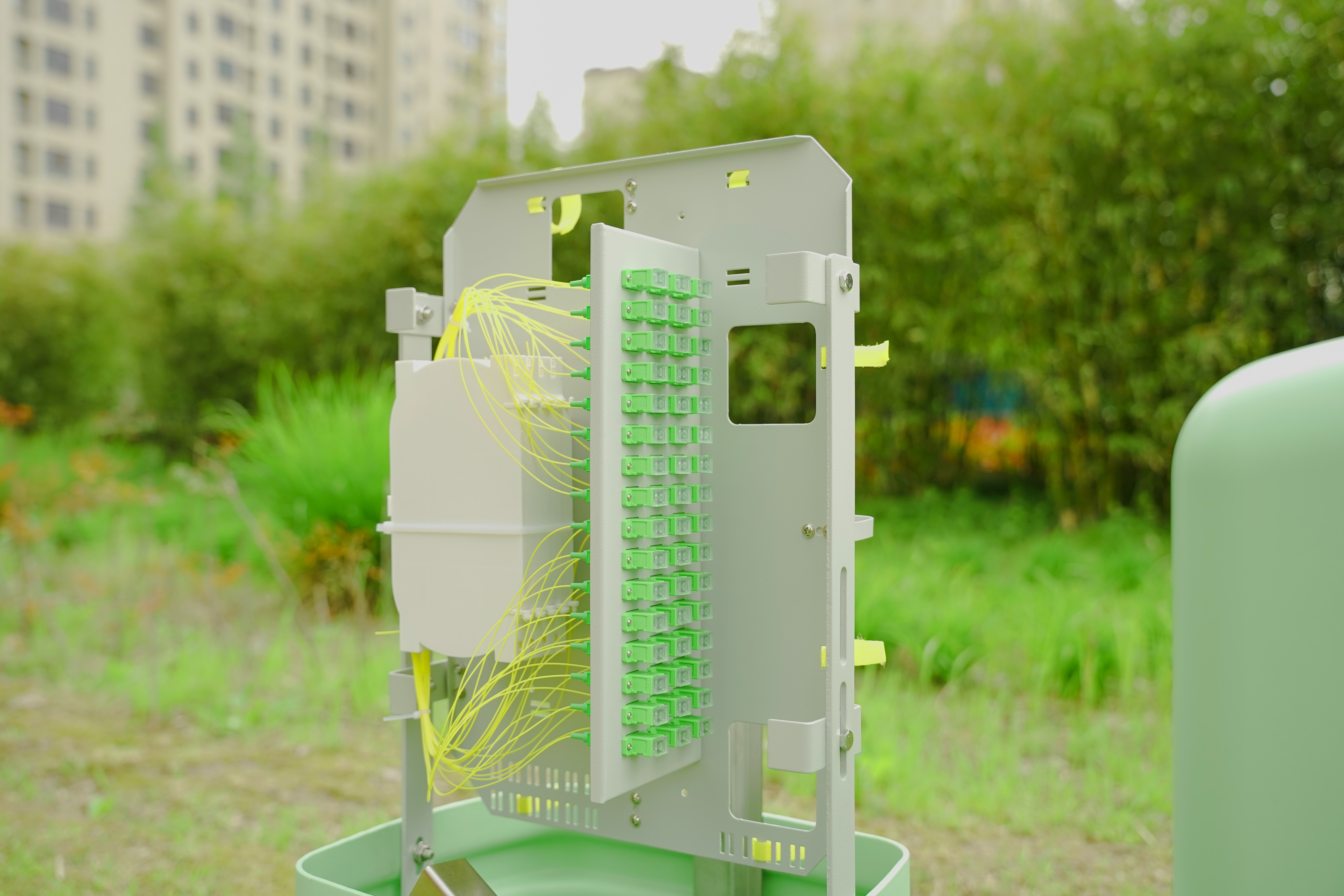 Comment installer un c&acirc;ble &agrave; fibre optique dans un socle ext&eacute;rieur (2)