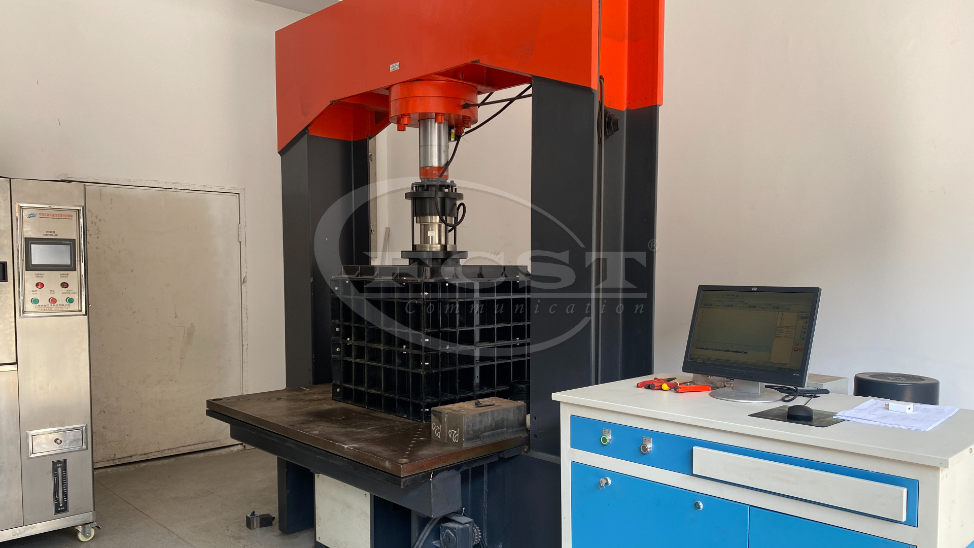 alt Test de résistance à la charge dans une chambre forte de télécommunications souterraine